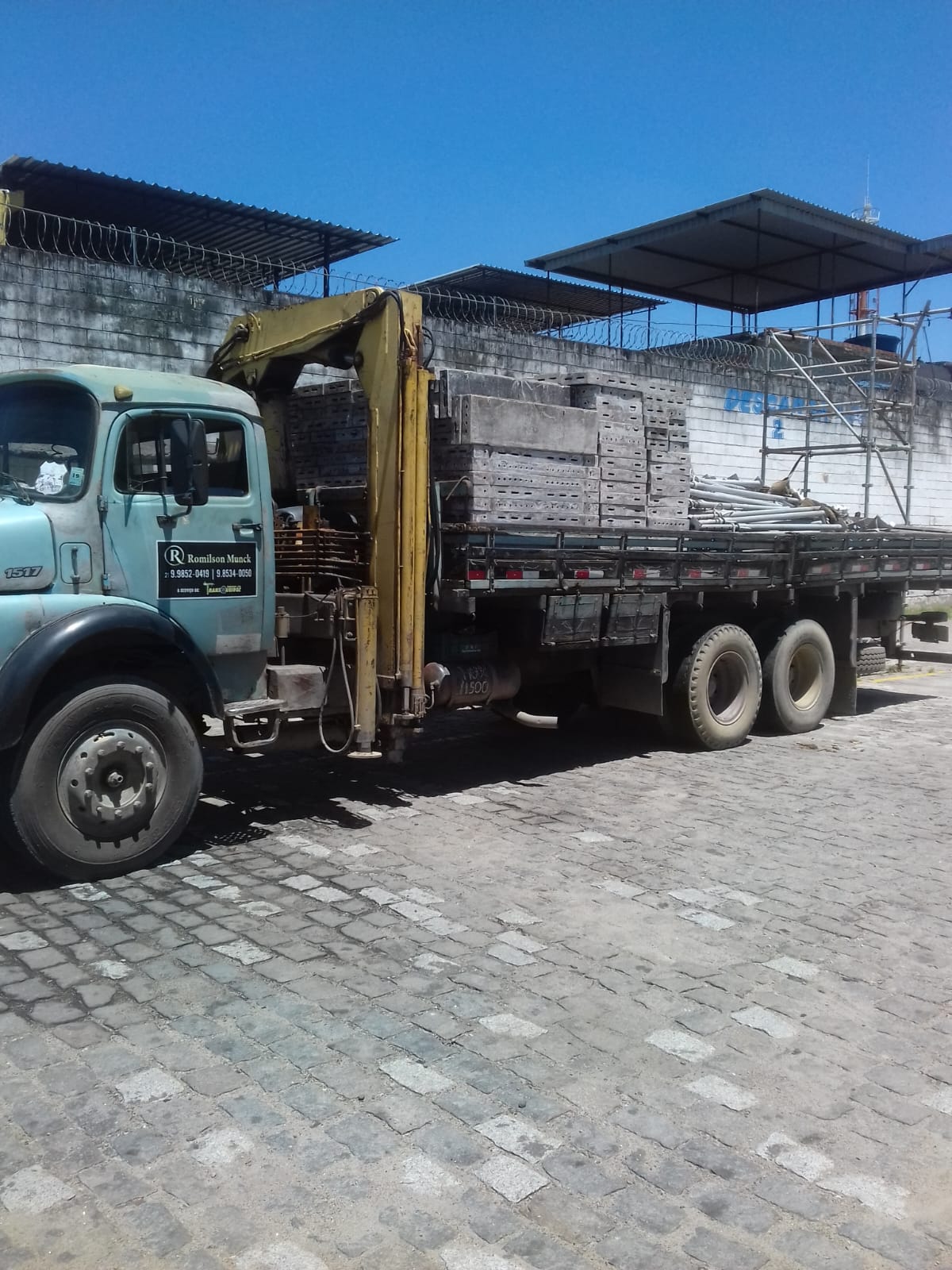 Foto de caminhão Munck em serviço